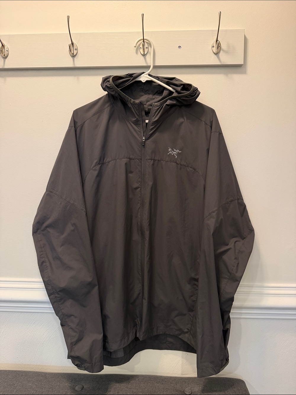 Arc'teryx Men's Hooded Lightweight Jacket in Charcoal